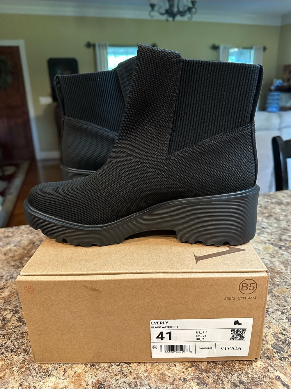 VIVAIA Everly Black Water Repellent Platform  Boots WOMENS 9.5 new